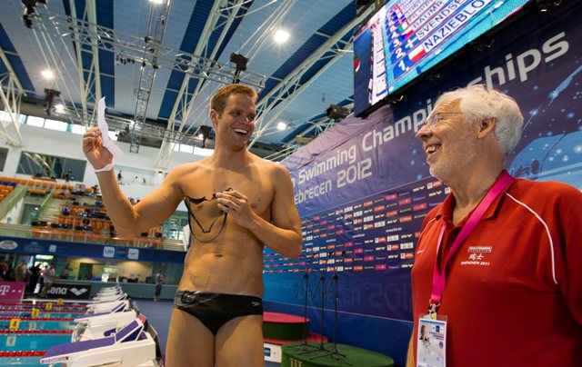 Dominik Meichtry accompagne de son entraîneur Flemming Poulsen durant les Championnats d'Europe de natation à Debrecen en Hongrie.