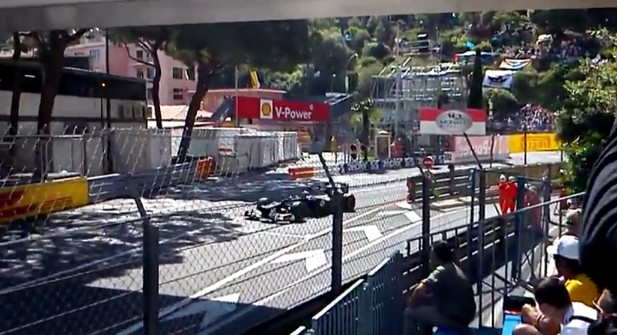 Un spectateur, placé dans la tribune K2, sur le port de Monaco, juste avant les fameux S de la piscine, est tombé juste avant le début des premiers essais au GP de Monaco  quand un plancher en bois a cédé pour une raison qui est, à l'heure actuelle, en cours d'analyse.