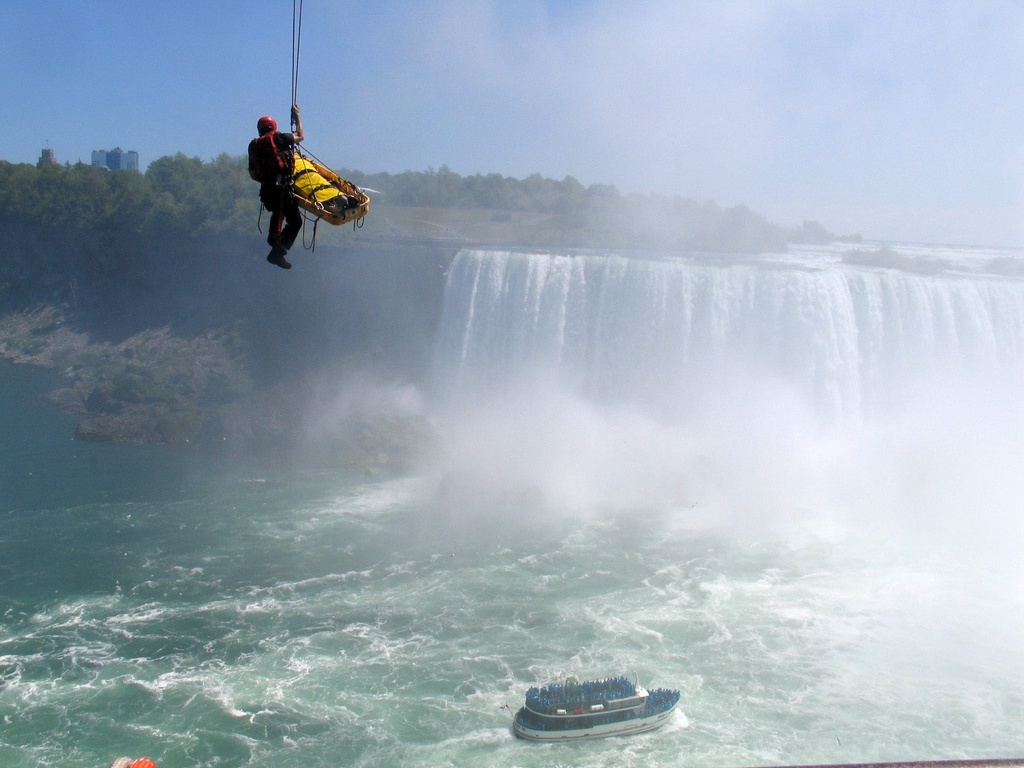 Un homme a survécu lundi à un plongeon de 53 mètres dans les chutes du Niagara, à la frontière entre les Etats-Unis et le Canada. Il se trouve toutefois dans un état critique, a-t-on appris auprès de la police canadienne.
