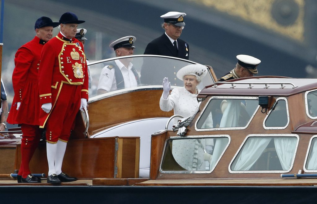 La reine Elizabeth II salue la foule lors du défilé nautique sur la Tamise en l'honneur de son jubilé.  