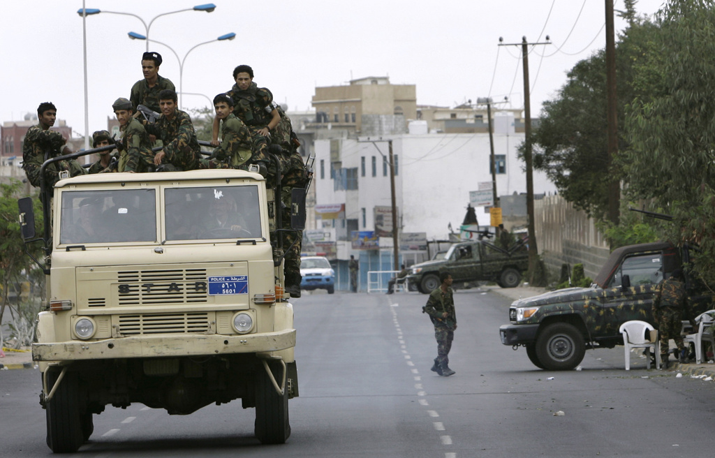 Au moins 40 soldats yéménites ont été tués lundi dans un attentat suicide à Sanaa, ont indiqué des sources militaires. L'attaque a visé une unité de l'armée s'entraînant pour une parade prévue à l'occasion de la fête nationale. Le bilan pourrait encore s'alourdir.