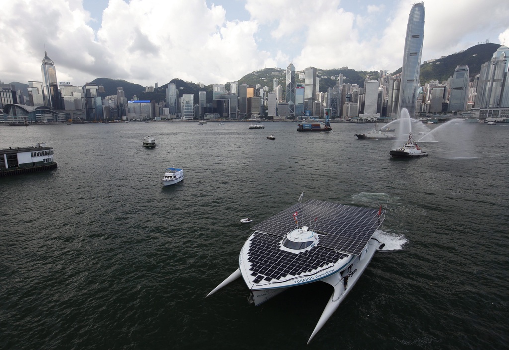 PlanetSolar (ici dans le port de Hong Kong) a bouclé vendredi à Monaco le premier tour du monde réalisé uniquement à l'énergie solaire. Le catamaran géant, géré depuis Yverdon-les-Bains (VD), a rejoint son point de départ après 584 jours, 23 heures et 31 minutes de navigation. Il a parcouru 59'600 km.