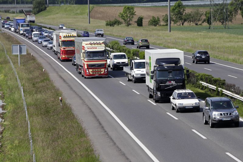 L'intervention des pompiers pour éteindre une voiture en feu ce mercredi 232 mai 2012 a occasion des bouchons sur l'autoroute A1, entre Gland et Rolle.