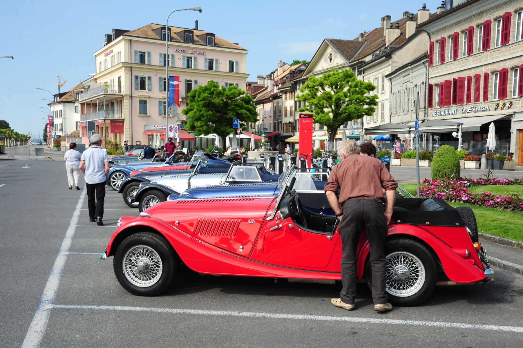 Les beautés anglaises se sont montrées sur le parking de Rive