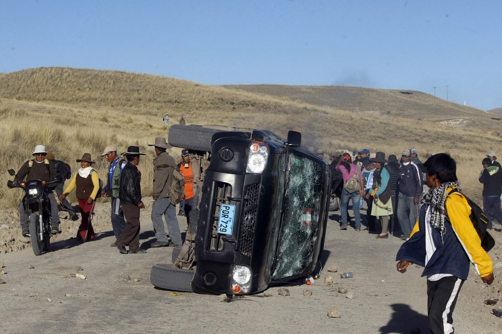 L'état d'urgence a été décrété lundi dans le sud-est du Pérou, après des heurts entre manifestants et forces de l'ordre qui ont fait deux tués et des blessés. Ces affrontements sont intervenus au 8e jour d'un mouvement déclenché contre le groupe zougois Xstrata, accusé de polluer des cours d'eau en exploitant une mine de cuivre.