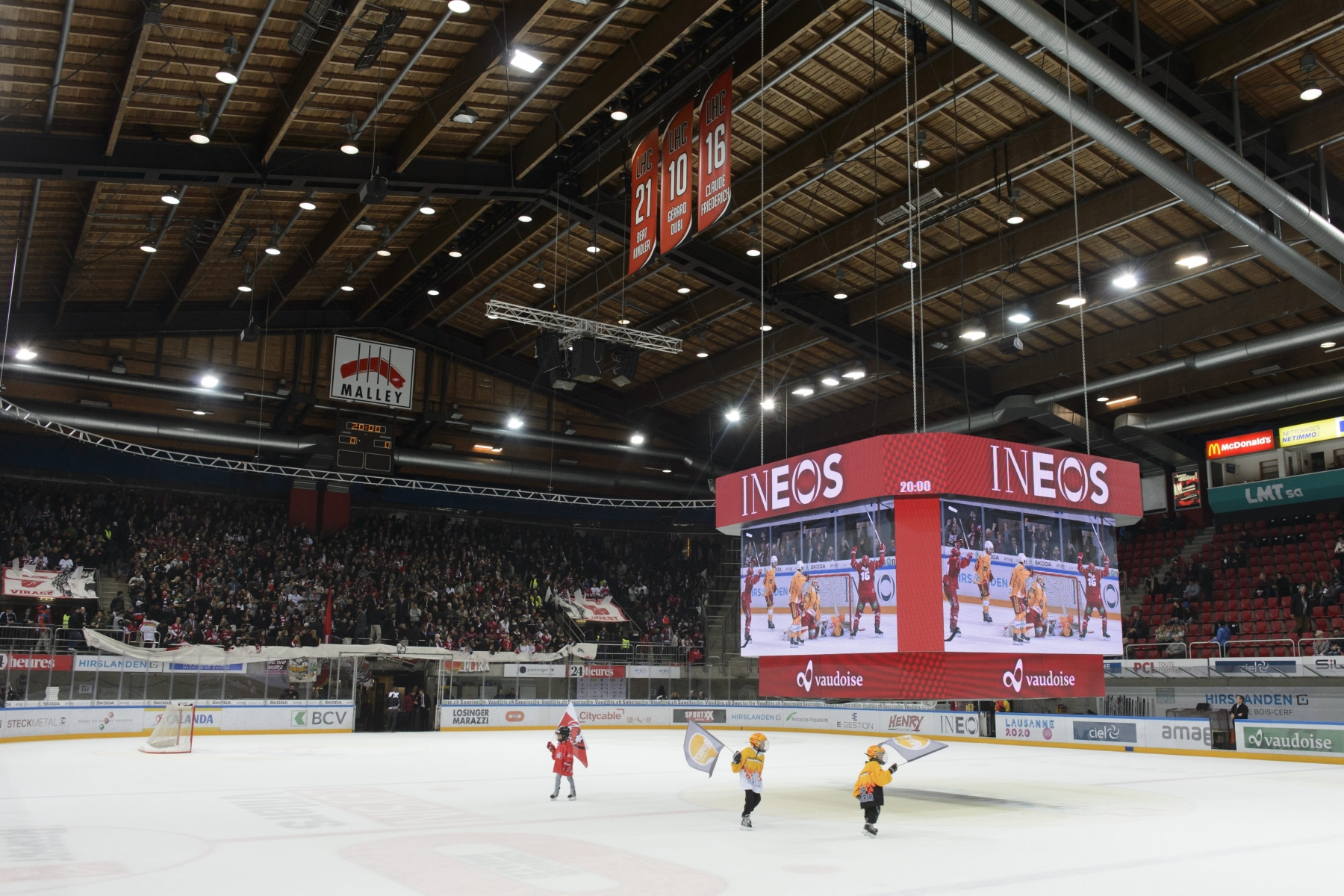 Le vidéotron, bloqué au milieu de la patinoire de Malley. Si les enfants peuvent passer en dessous, les adultes ne pourront pas commencer le match avant sa remontée sous le toit.