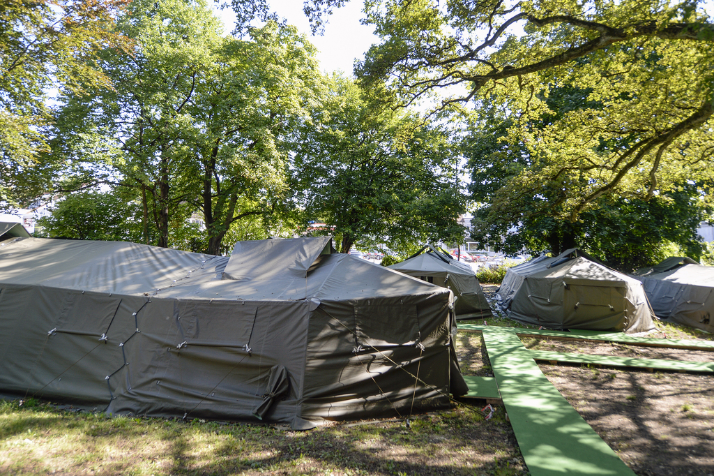 Les tentes, actuellement utilisées pour héberger les requérants seront remplacées par des cabanes Ikea.