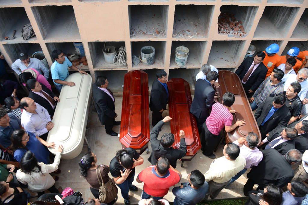 Chaque jour, des cercueils sont acheminés jusqu'au cimetière de Santa Catarina Pinula, à la périphérie de la ville de Guatemala.