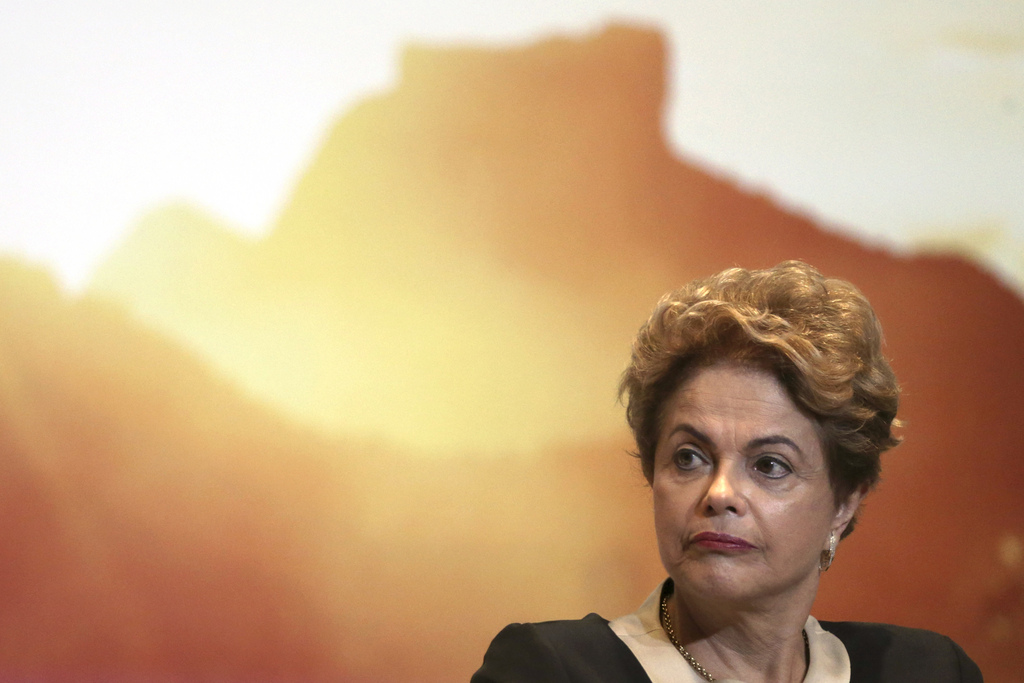 Selon les opposants de Dilma Rousseff, de telles pratiques illégales peuvent caractériser un "crime de responsabilité" de la présidente, prévu par la constitution comme motif possible d'une destitution.