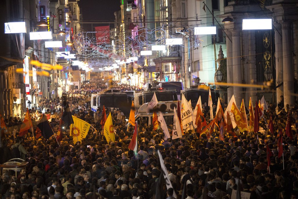 10'000 personnes ont protesté contre la violence samedi soir à Istanbul, suite au double attentat d'Ankara.