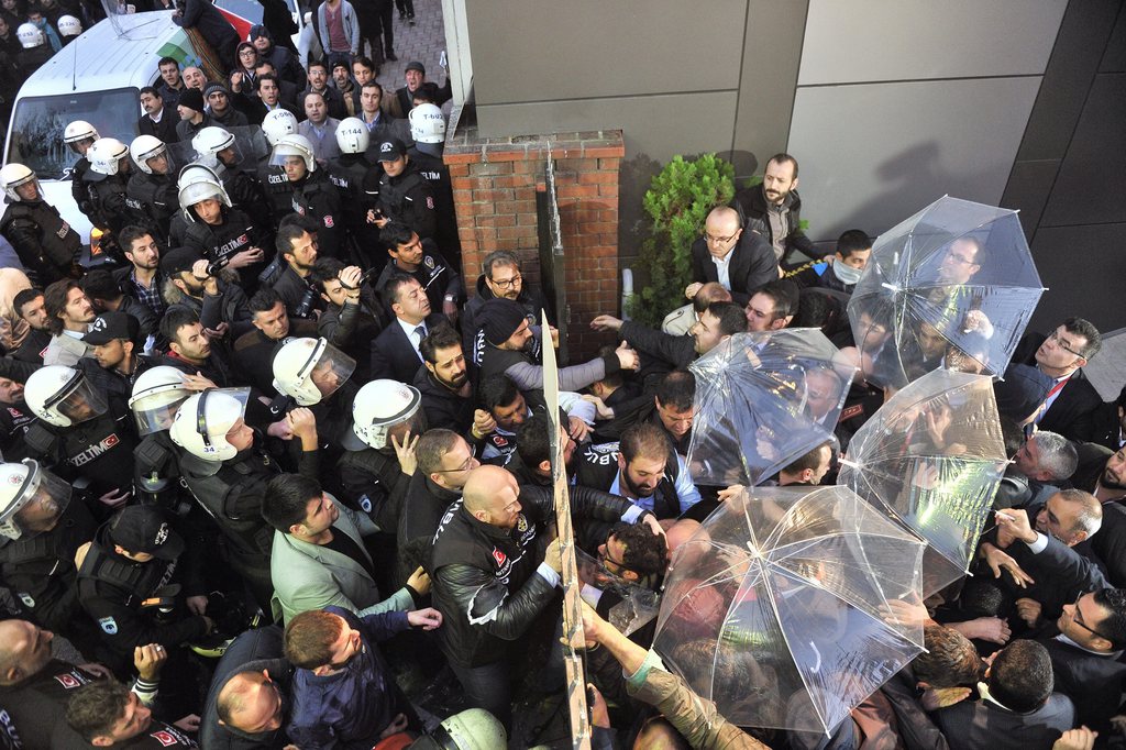 En direct devant les caméras, des policiers en tenue antiémeute ont pris d'assaut mercredi au petit matin à Istanbul le siège de Bugün TV et Kanaltürk.