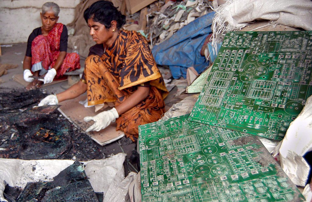 Les personnes qui trient les déchets électroniques que leur envoient les pays industrialisés sont en contact avec des produits très toxiques, comme le cadmium, qui peut provoquer le cancer.