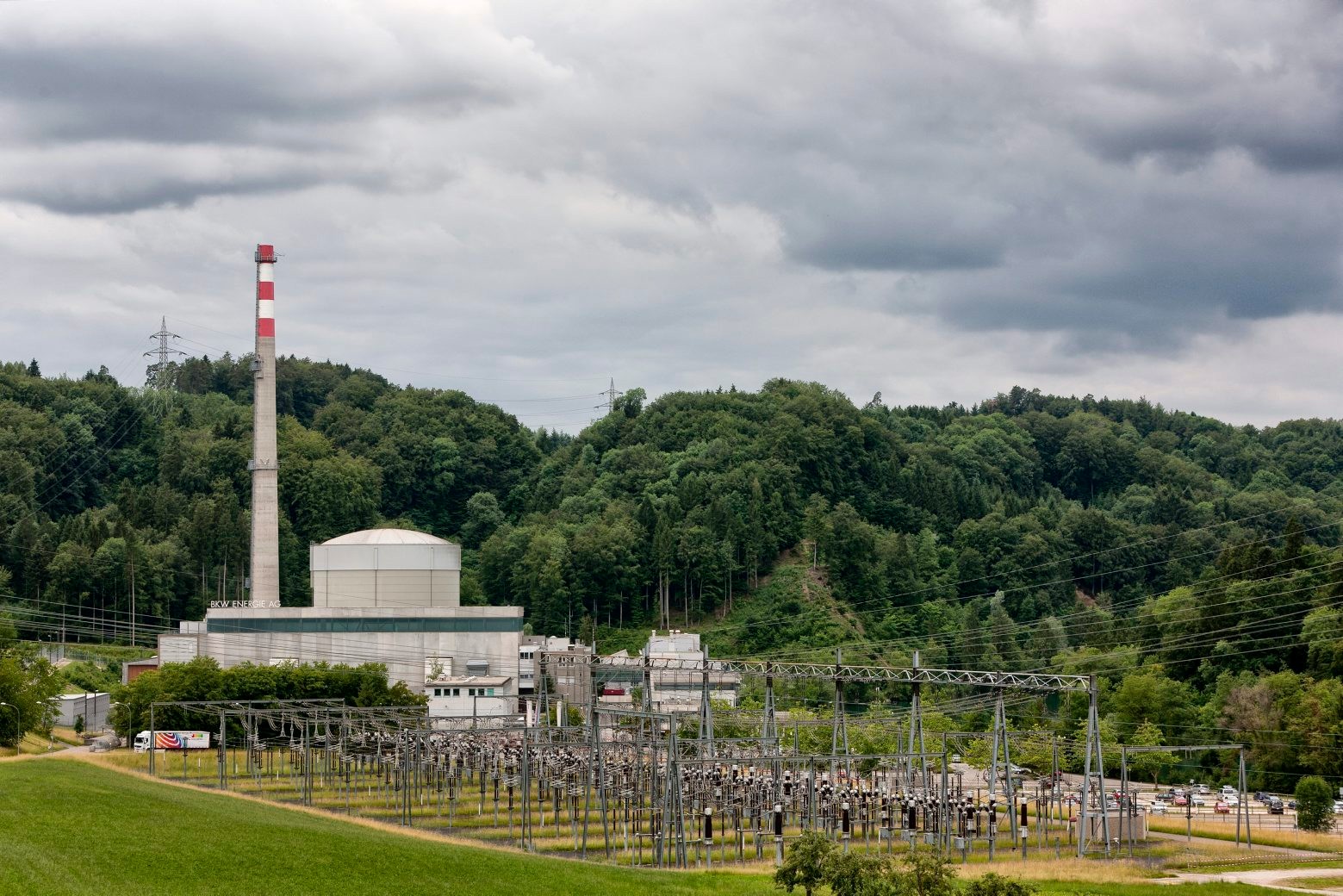 ZU DEN AUFLAGEN DES ENSI FUER DEN WEITERBETRIEB DES AKW MUEHLEBERG AB 2017 STELLEN WIR IHNEN AM FREITAG, 21. DEZEMBER 2012 FOLGENDES ARCHIVBILD ZUR VERFUEGUNG - Das Kernkraftwerk Muehleberg im Kanton Bern, aufgenommen am 9. Juni 2011. (KEYSTONE/Alessandro Della Bella) SCHWEIZ ENSI MUEHLEBERG