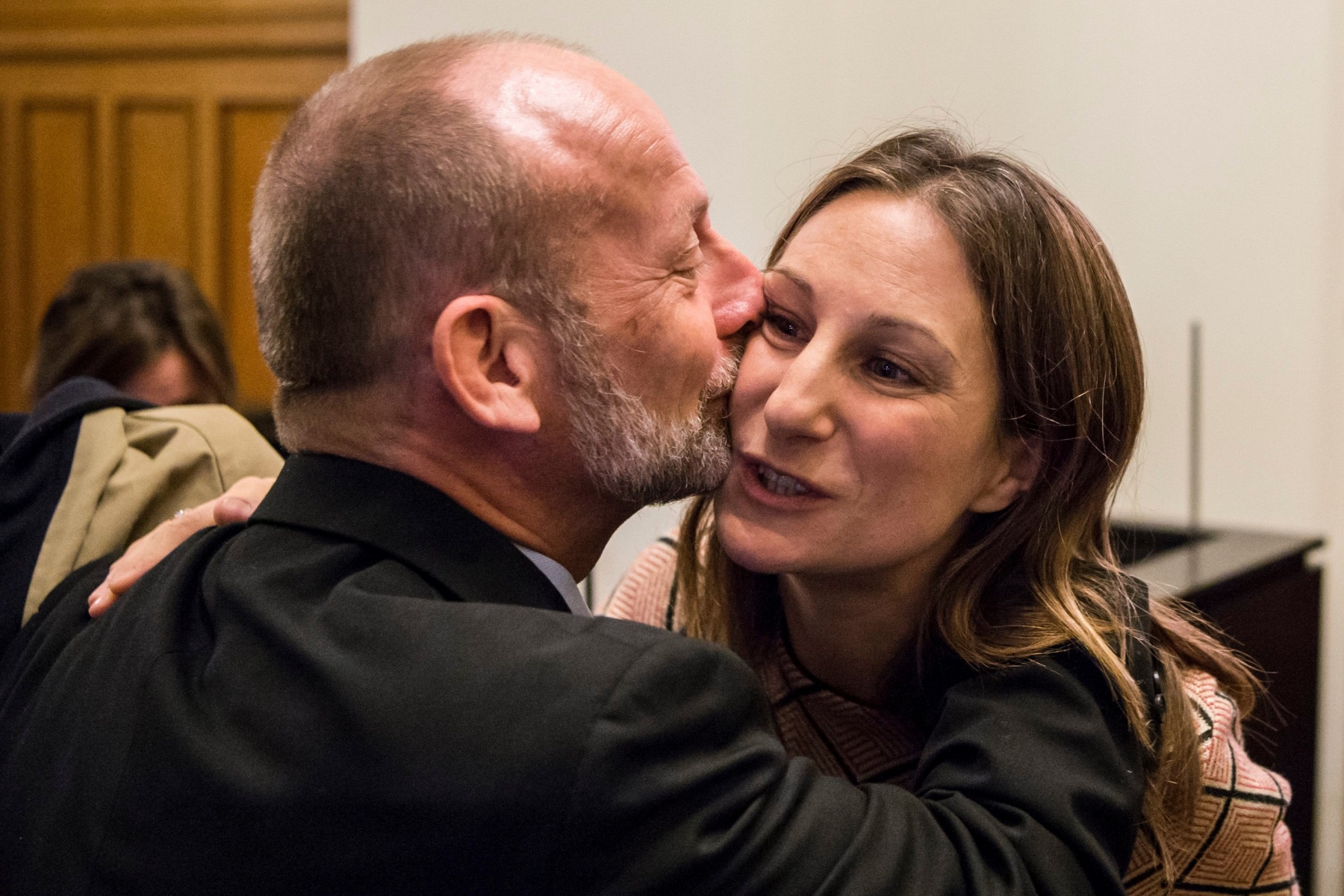 CVP Nationalrat Dominique De Buman, FR, links, umarmt die Co-Praesidentin der Gruenen, Adele Thorens, VD, im Vorzimmer des Nationalrats im Bundeshaus, am Tag der eidgenoessischen Wahlen, am Sonntag, 18. Oktober 2015 in Bern. Die TV- und Radiostationen der SRG SSR senden am Wahltag zum ersten Mal einen Teil ihrer Berichterstattung direkt aus dem Parlamentsgebaeude. (KEYSTONE/Alessandro della Valle) SCHWEIZ WAHLEN 2015 BUNDESHAUS WAHLSTUDIO