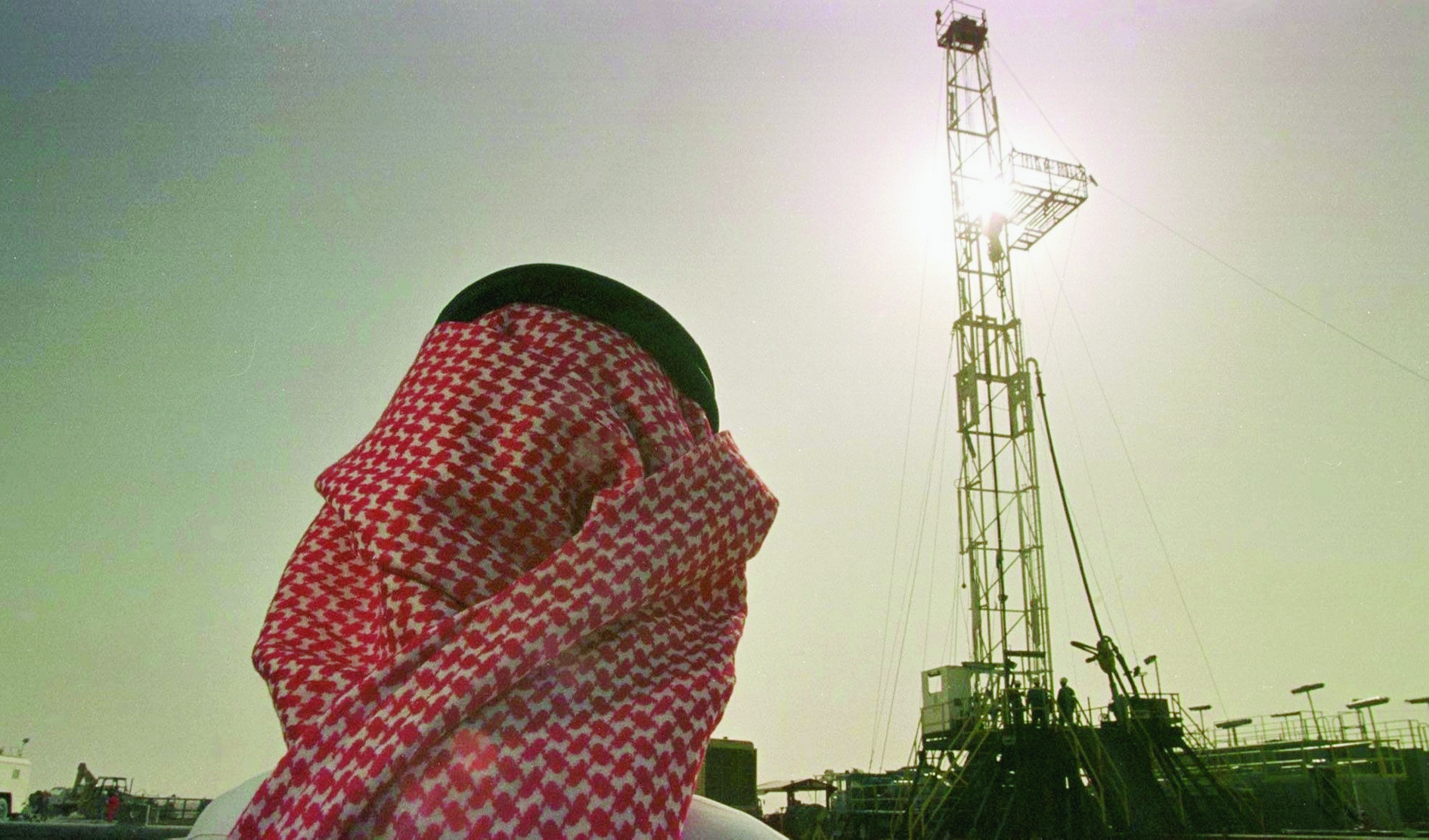 Khaled al Otaiby, an official of the Saudi oil  company Aramco watches progress at a rig at the al-Howta oil field near Howta, Saudi Arabia, on Feb. 26, 1997. Oil prices surged close to dollar42 a barrel Monday, May 17, 2004,  as markets shrugged off a Saudi proposal that OPEC raise its official output target by 6 percent. (KEYSTONE/AP Photo/John Moore) SAUDI ARABIEN OEL BOHRTURM ARAMCO