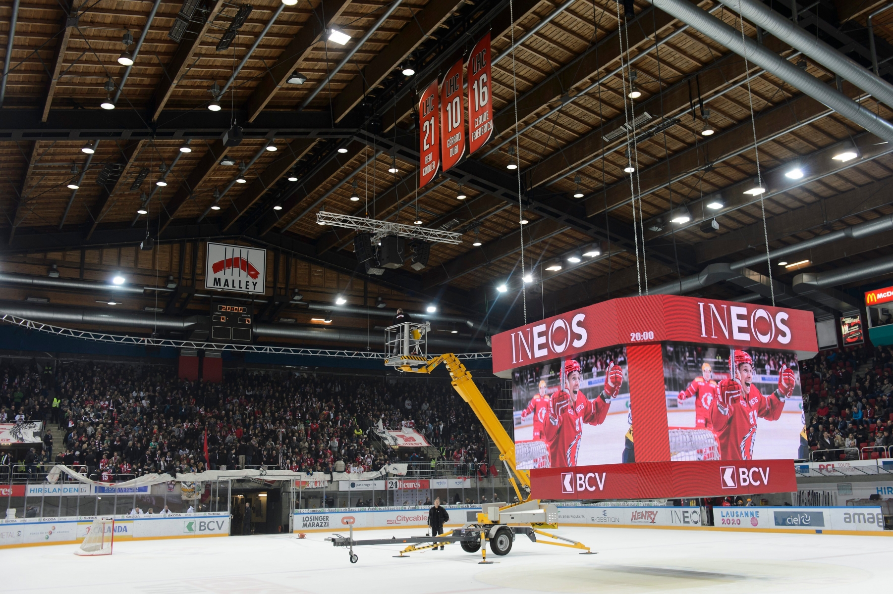 Le derby lemanique sera retarde a cause de l'ecran geant lumineux, lors du match du championnat suisse de hockey sur glace de National League A, entre le Lausanne Hockey Club, LHC, et le Geneve-Servette HC, ce vendredi 23 octobre 2015 a la patinoire de Malley a Lausanne. (KEYSTONE/Jean-Christophe Bott) SCHWEIZ EISHOCKEY LAUSANNE SERVETTE