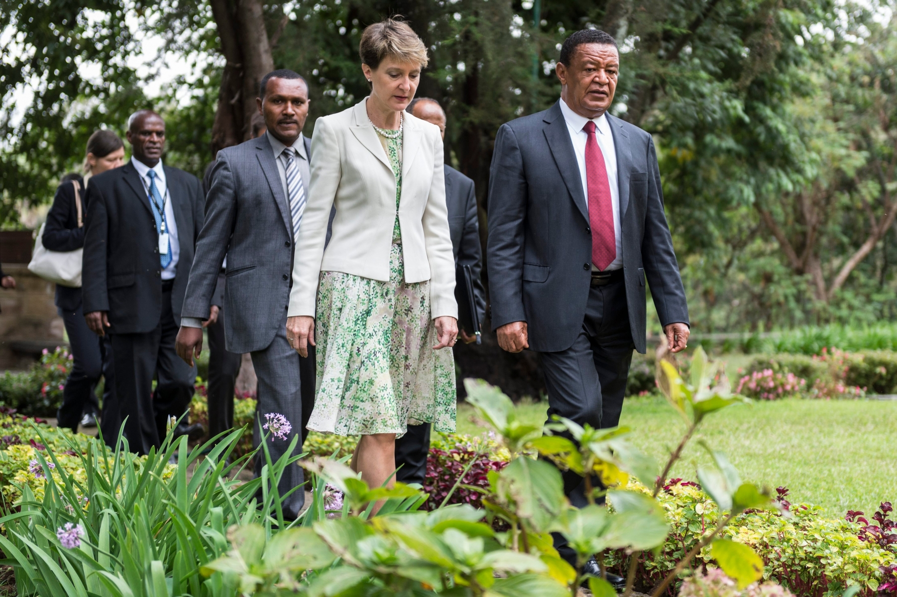 Die Schweizer Bundespraesidentin Simonetta Sommaruga, links, und der aethiopische Praesident Mulatu Teshome, rechts, im Garten des praesidialen Palastes in Addis Abeba, Aethiopien am Montag, 26. Oktober 2015. Aethiopien und die Schweiz wollen ihre bilateralen Beziehungen weiter ausbauen und vertiefen. Mit diesem Ziel reist eine Schweizer Delegation unter der Leitung von Bundespraesidentin Simonetta Sommaruga zu einem offiziellen Arbeitsbesuch nach Aethiopien. (KEYSTONE/Dominic Steinmann) AETHIOPIEN ARBEITSBESUCH BUNDESPRAESIDENTIN