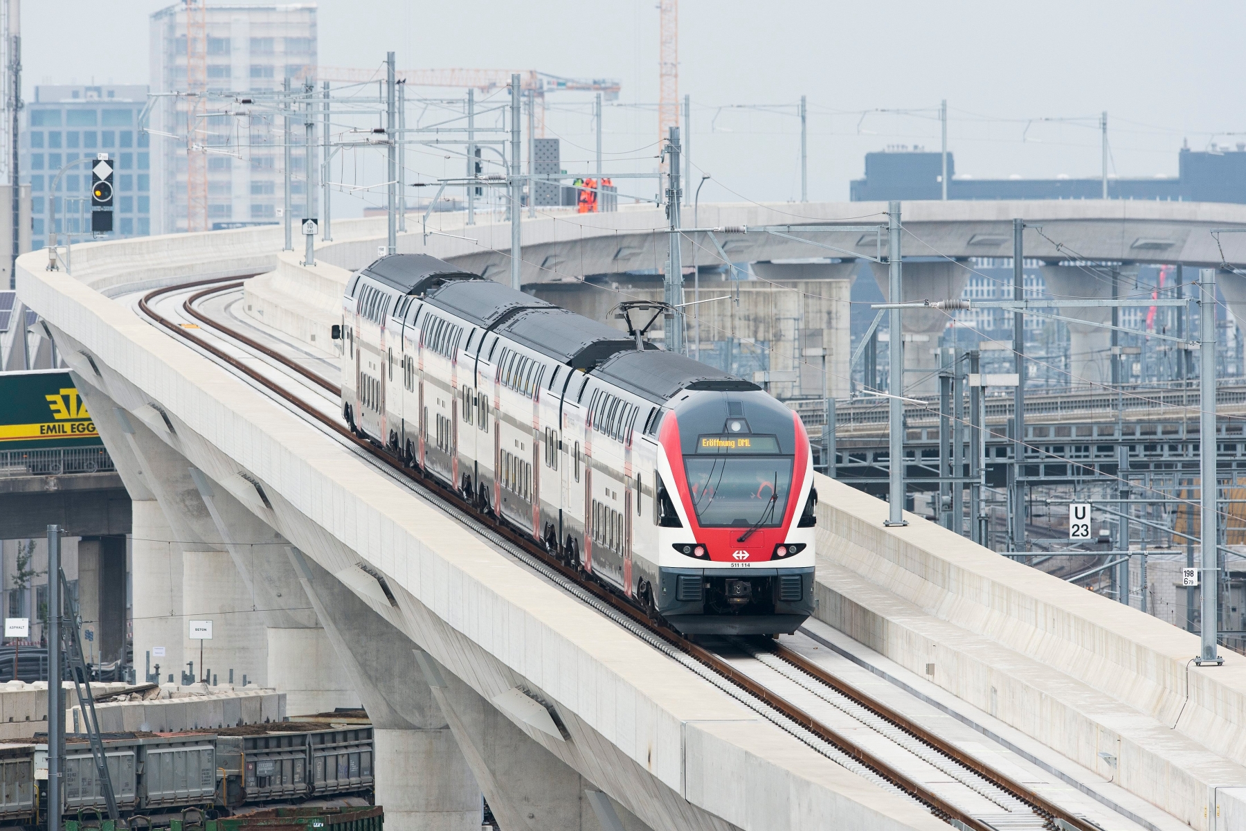 Ein Zug faehrt waehrend einer Extrafahrt auf dem zweiten Teil der neu eroeffneten Durchmesserlinie mit den markanten Bauwerken der Kohlendreieck- und der Letzigrabenbruecke, anlaesslich der Eroeffnungsfeierlichkeiten in Zuerich, am Montag, 26. Oktober 2015. Nach acht Jahren Bauzeit wird die SBB die Durchmesserlinie am 13. Dezember 2015 auf ihrer gesamten Laenge zwischen Oerlikon und Altstetten in Betrieb nehmen. (KEYSTONE/Anthony Anex) SCHWEIZ ZUERICH SBB DURCHMESSERLINE EROEFFNUNG