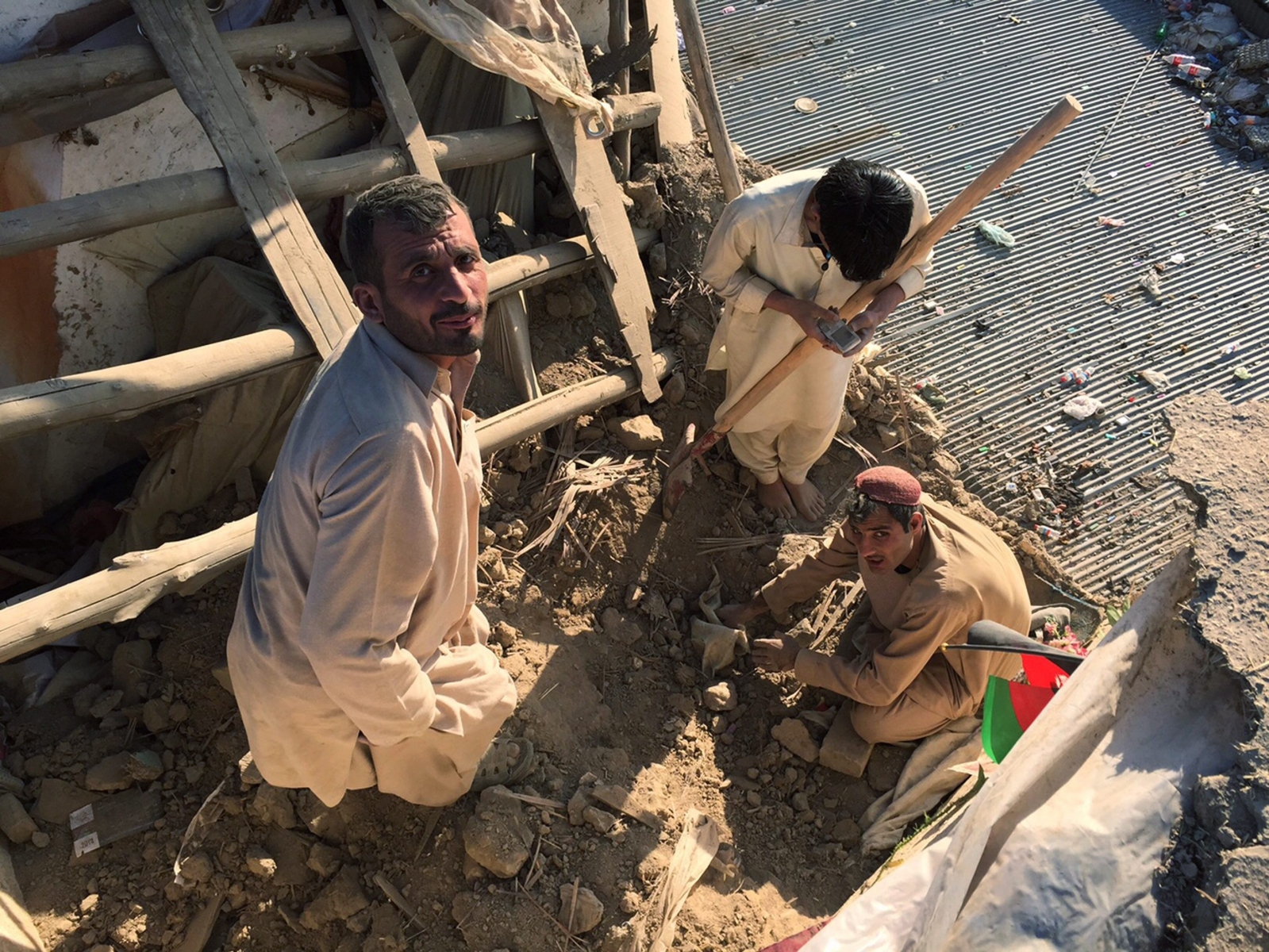 epa04996875 Afghans check the damage to the walls of their home after a 7.7 magnitude earthquake, in Kabul, Afghanistan, 26 October 2015. A 7.7 magnitude earthquake hit Pakistan and Afghanistan, killing at least 47 people and injuring hundreds in Pakistan, while 12 school girls were killed during a stampede following earthquake in Takhar, Afghanistan.  EPA/JAWAD JALALI AFGHANISTAN EARTHQUAKE