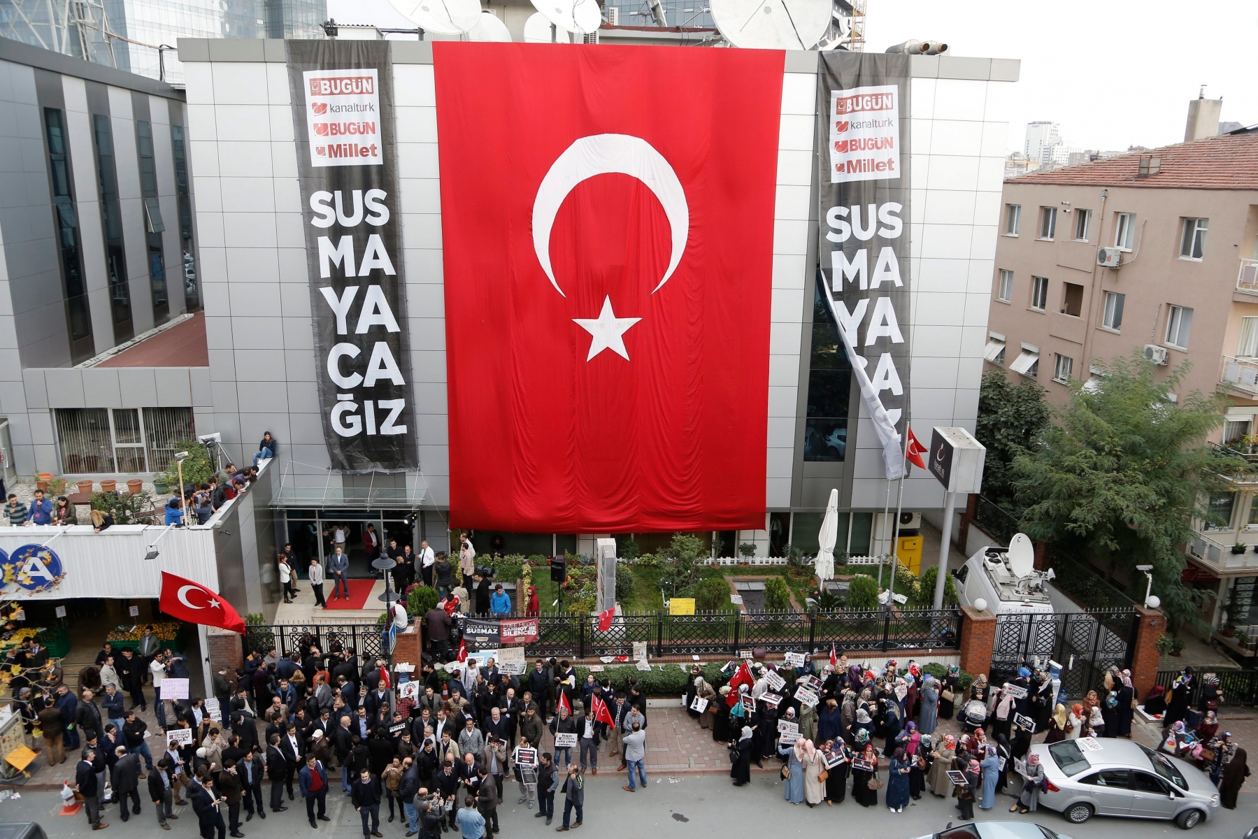 epa04998534 Supporters of the Gulen movement protest against the government in front of the Kanalturk TV building after an Istanbul court appointed a receiver to manage TV Channels and newspapers of the Koza Group, in Istanbul, Turkey, 27 October 2015. On 01 September police had raided 23 companies belonging to the Koza Ipek Holding, which is linked to Fethullah Gulen, a Turkish Islamic cleric based in the United States. Koza Ipek runs the anti-government newspaper 'Bugun' but is also active in other sectors such as the energy market. Gulen was once Turkish President Erdogan's ally, but the two fell out in recent years, sparking a rivalry and purge of alleged Gulenists in state institutions. The government accused Gulen of running a parallel state.  EPA/CEM TURKEL TURKEY PROTEST MEDIA