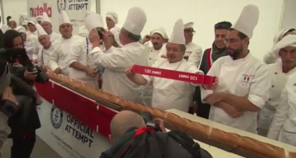 Les boulangers français et italiens ont uni leur savoir-faire pour sortir une baguette de 122 mètres de long.