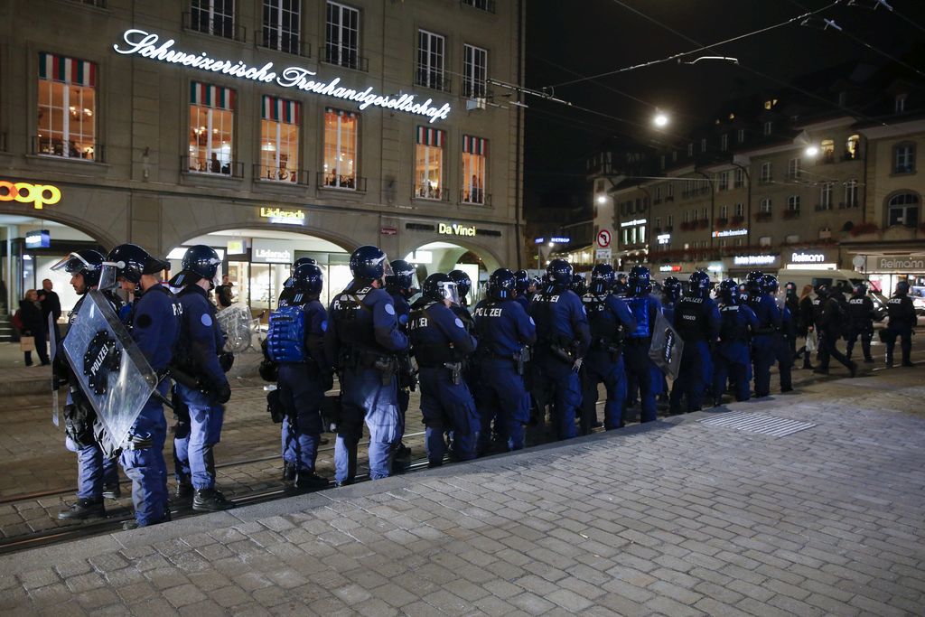 Les forces de l'ordre ont été mobilisées en nombre samedi soir à Berne. 