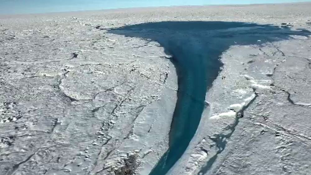 Lorsque la température augmente, de grands lacs se forment à la surface de la glace qui à leur tour créent un réseau de rivières.