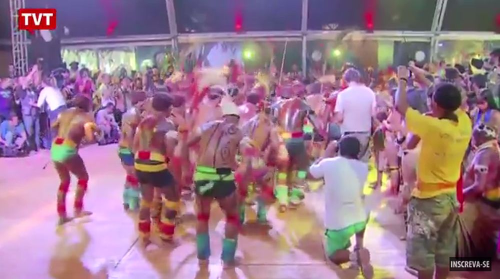 Jeudi soir, les athlètes indigènes se sont livrés à des rituels avant les jeux et ont éclairé d'un feu sacré la ville amazonienne de Palmas, puis ils ont chanté et dansé.