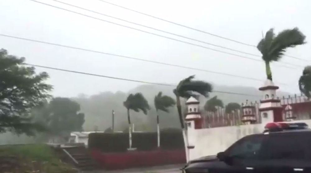 L'ouragan fait souffler des vents violents et déverse des pluies torrentielles sur la côte pacifique du Mexique.