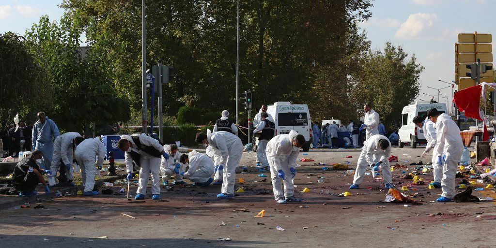La police scientifique turque recherche des indices sur les lieux du double attentat à Ankara.