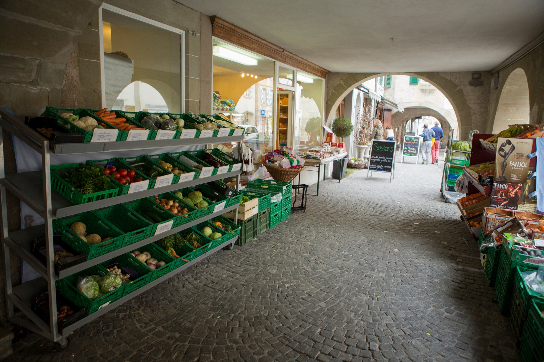 Coppet, épicerie des Arcades.