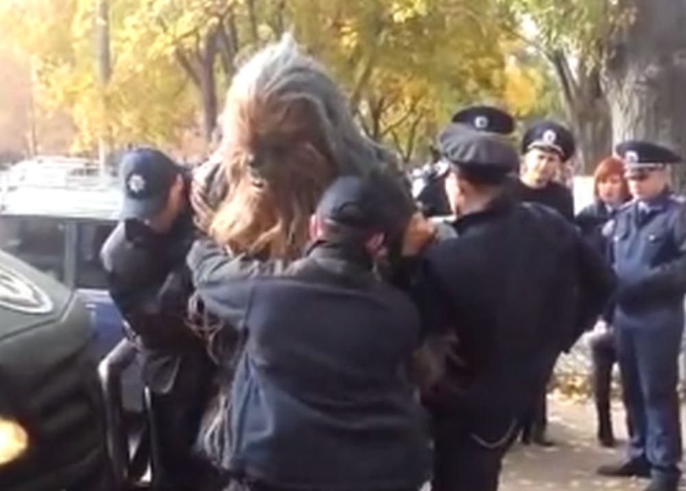 Chewbacca s'est débattu comme un beau diable mais n'a rien pu faire face au nombre de policiers.