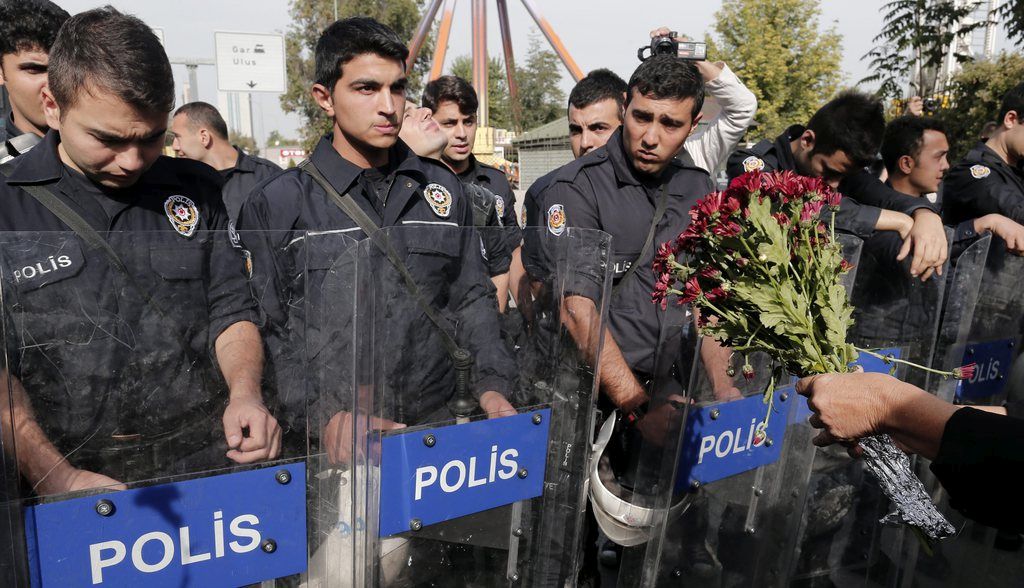 Une double explosion a fait 95 morts à Ankara.