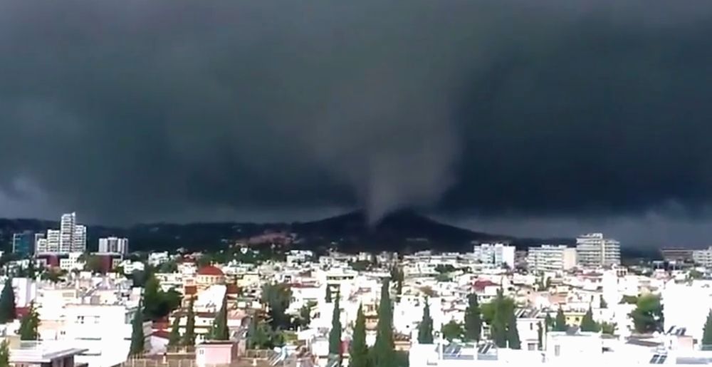 La tornade s'approche et obscurcit le ciel d'Athènes.