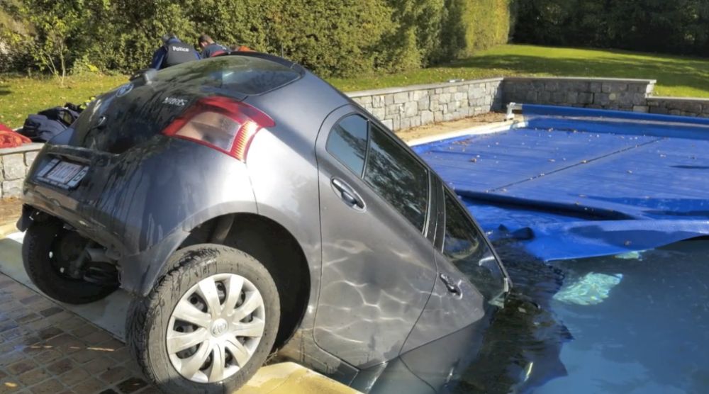 La voiture du couple partiellement immergée.