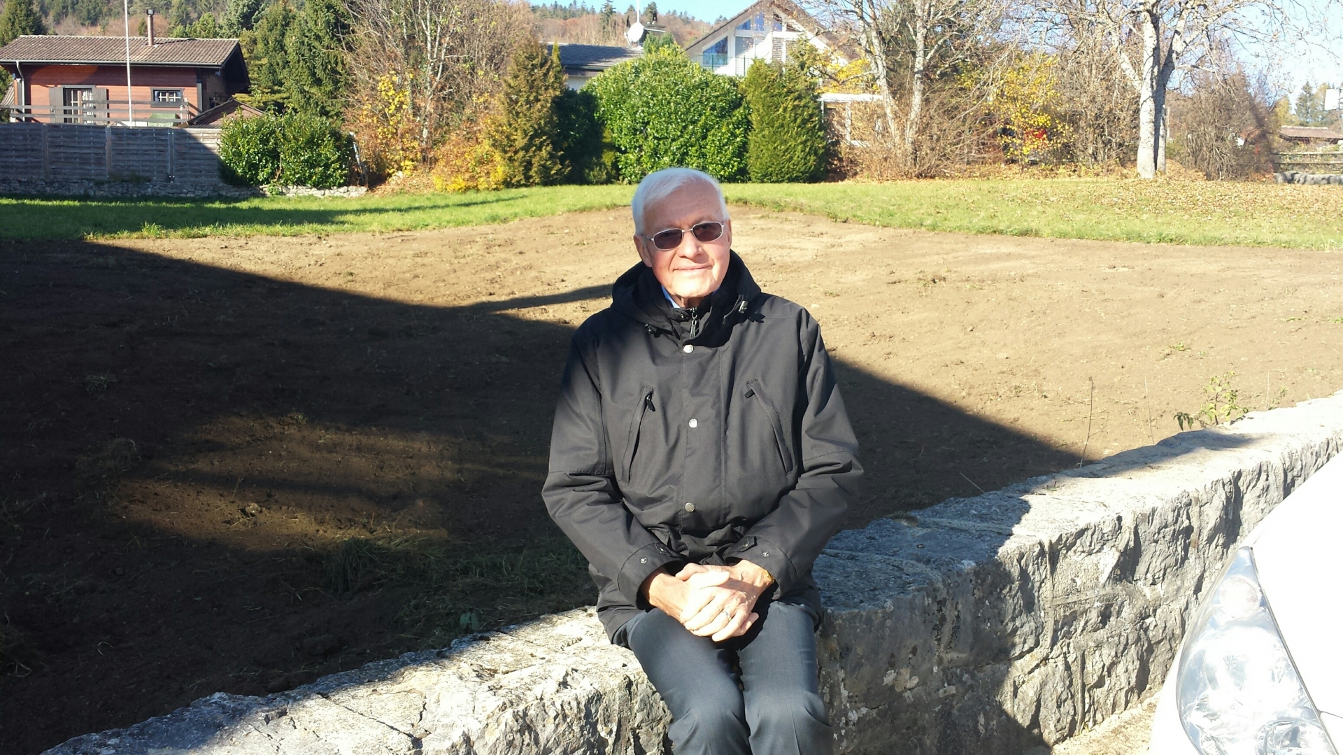 Eric Hermann, syndic d'Arzier, devant la parcelle du Canton, au centre du village.