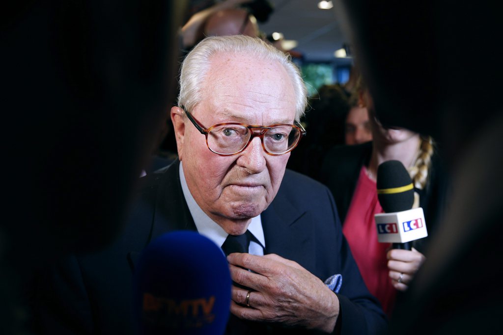 Actuellement à l'étranger, Jean-Marie Le Pen n'a pas assisté à la perquisition.