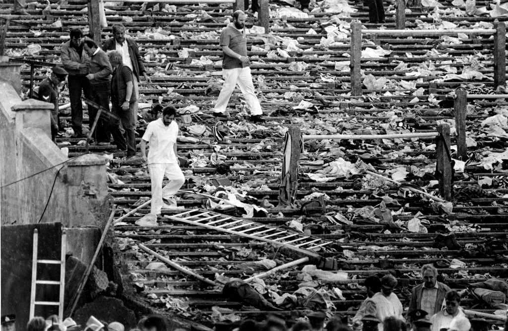 Stade du Heysel, 29 mai 1985: des spectateurs tentent de se frayer un chemin parmi les effets personnels des victimes.