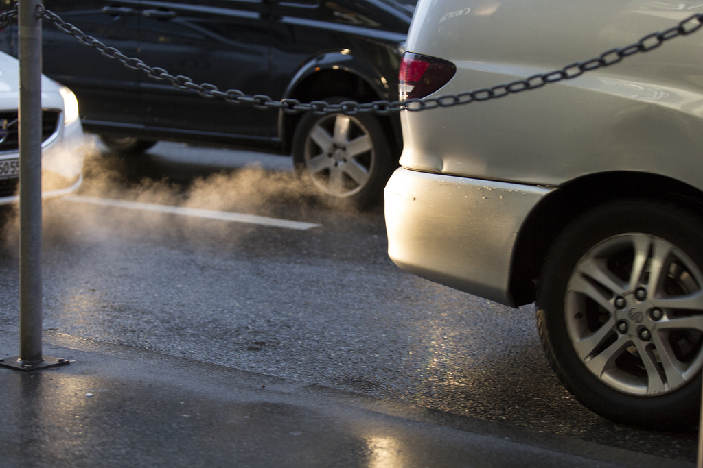 Moteurs, usure des freins ou des pneus, les voitures produisent une importante quantité de particules fines.
