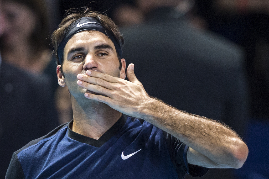 Roger Federer envoie un baiser de la main à son public après sa victoire face à Rafael Nadal.