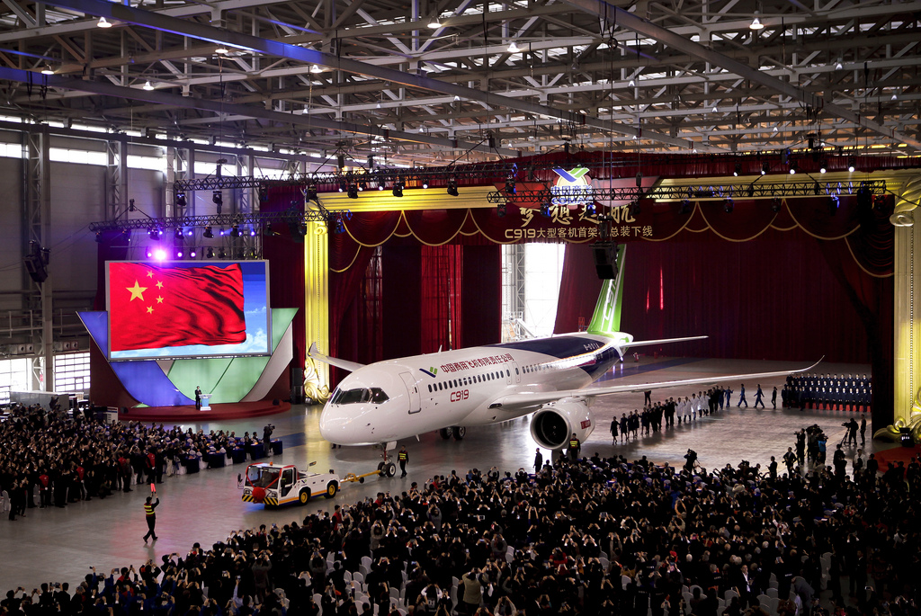 La "star" du jour est sortie d'un gigantesque hangar décoré aux couleurs du drapeau chinois pour être présenté devant un public choisi.