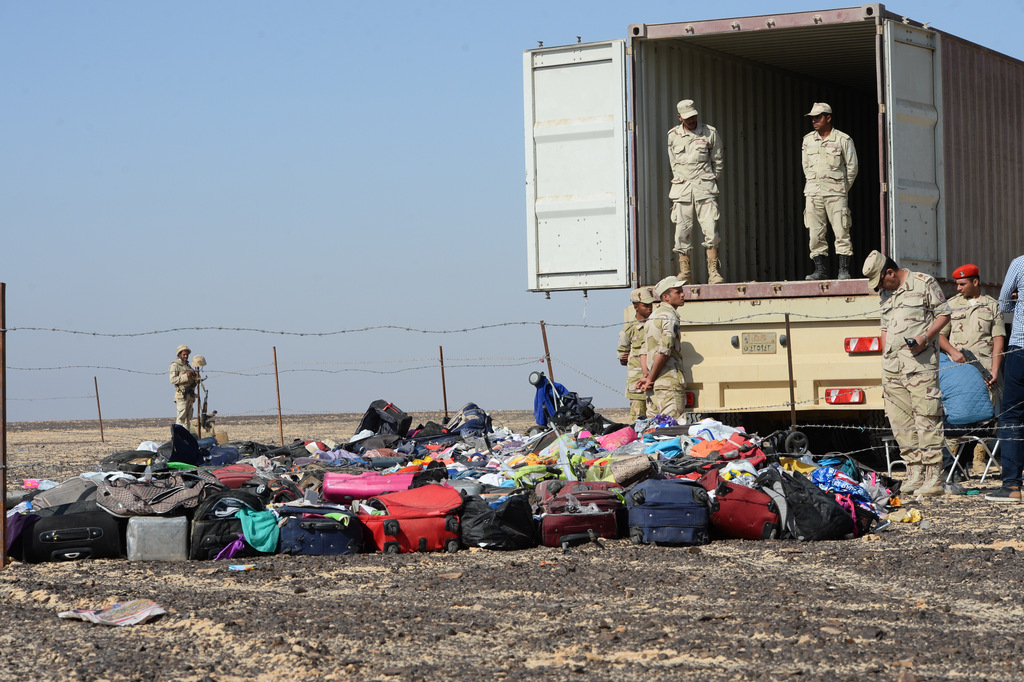 Les soldats égyptiens poursuivent leur travail de récupération des objets des passagers.