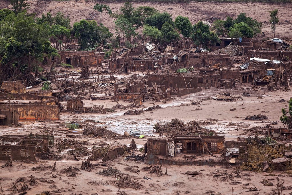 L'ampleur de la catastrophe, avec des inondations et des coulées de boue constatées jusqu'à 100 kilomètres de la mine, rend le sauvetage lent et laborieux.