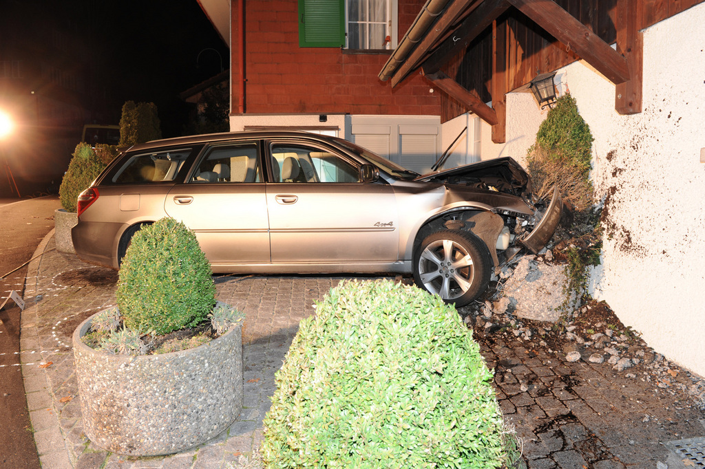 La voiture du jeune homme est sortie de la route et a foncé contre le mur d'une maison.