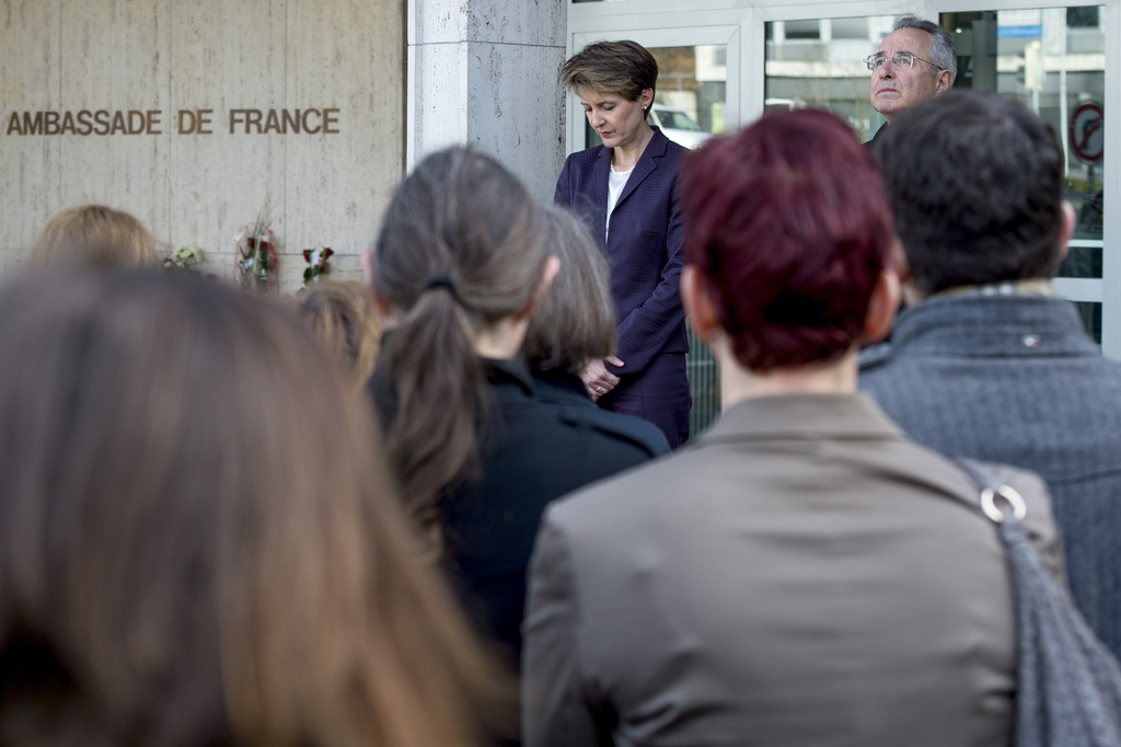 Simonetta Sommaruga et l'ambassadeur français René Roudaut observent une minute de silence.