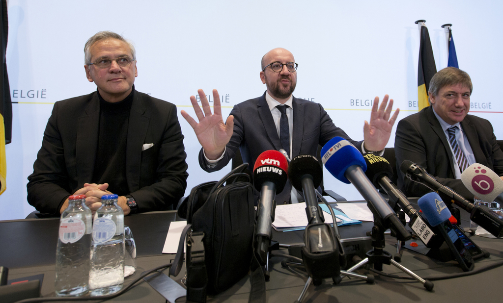 Le premier ministre belge, Charles Michel, au centre, a donné une conférence de presse samedi en fin de matinée.