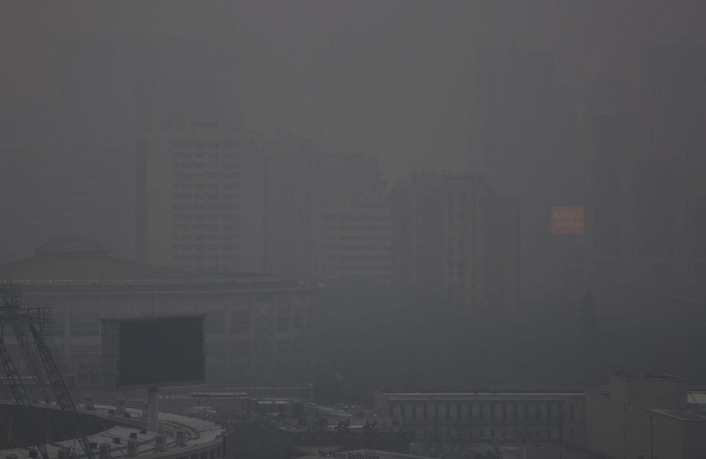 Les autorités ont demandé aux personnes souffrant de troubles respiratoires et aux personnes âgées de demeurer chez elles. Pékin disparaît littéralement dans la pollution.