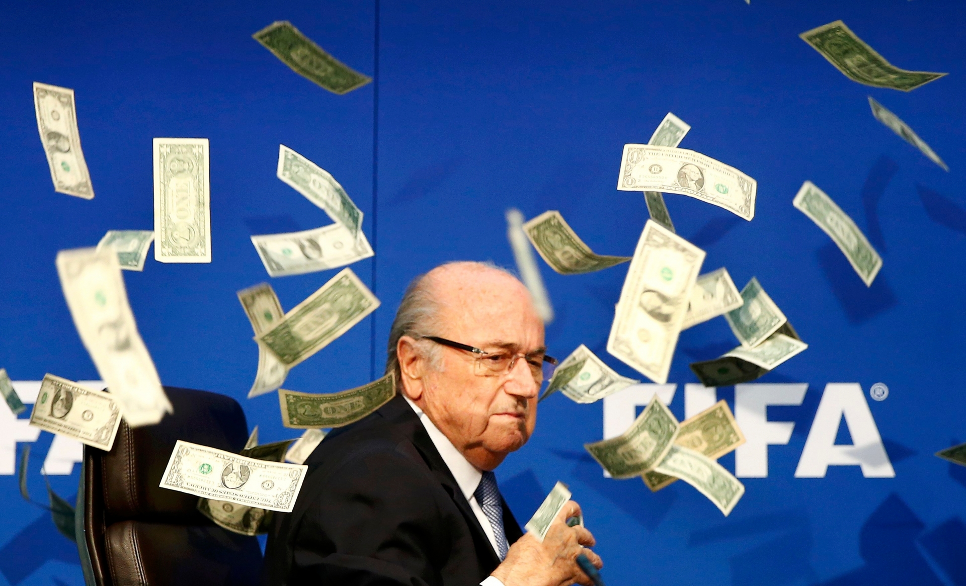 La FIFA a dévoilé ce jeudi le salaire de Sepp Blatter, ancien président de la fédération. Ce dernier aurait empoché près de 3,3 millions d'euros durant l'année 2015.