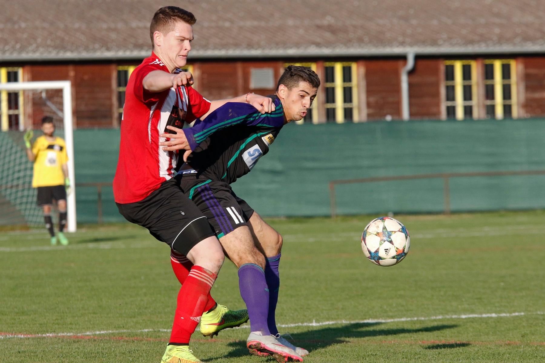 Morges, Parc des Sports,Dimanche 1er novembre 2015, Football, 2e ligue, Forward Morges vs Terre Sainte II, Numéro ? de Morges, et numéro 11 de TS Rabhi Mohammed, Photos Céline Reuille Football