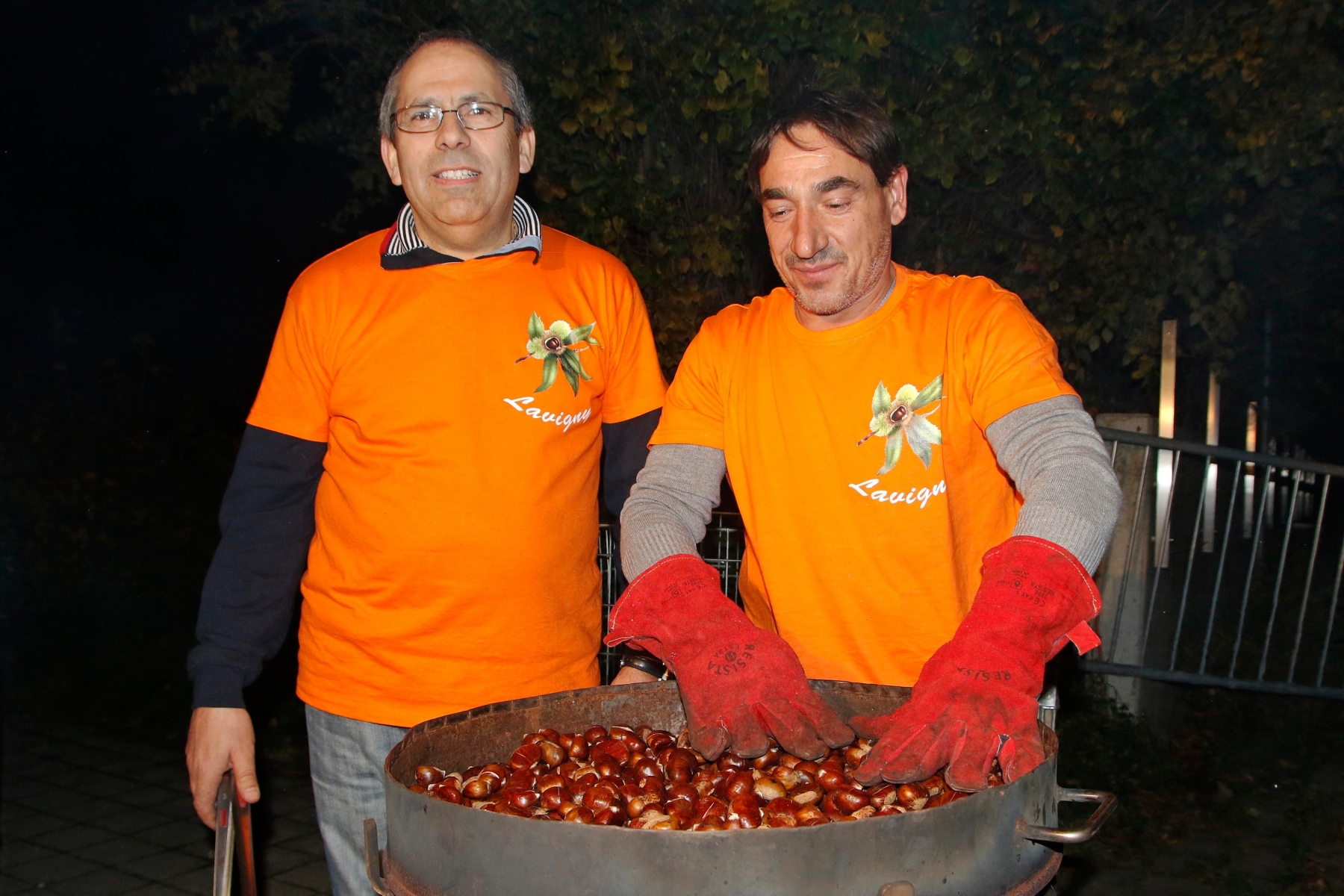 Lavigny, Grande Salle, Samedi 31 octobre 2015, Fête de la Châtaigne, à gauche Carlos Cantante et à droite Cluz Ramos, Photos Céline Reuille Fête de la Châtaigne